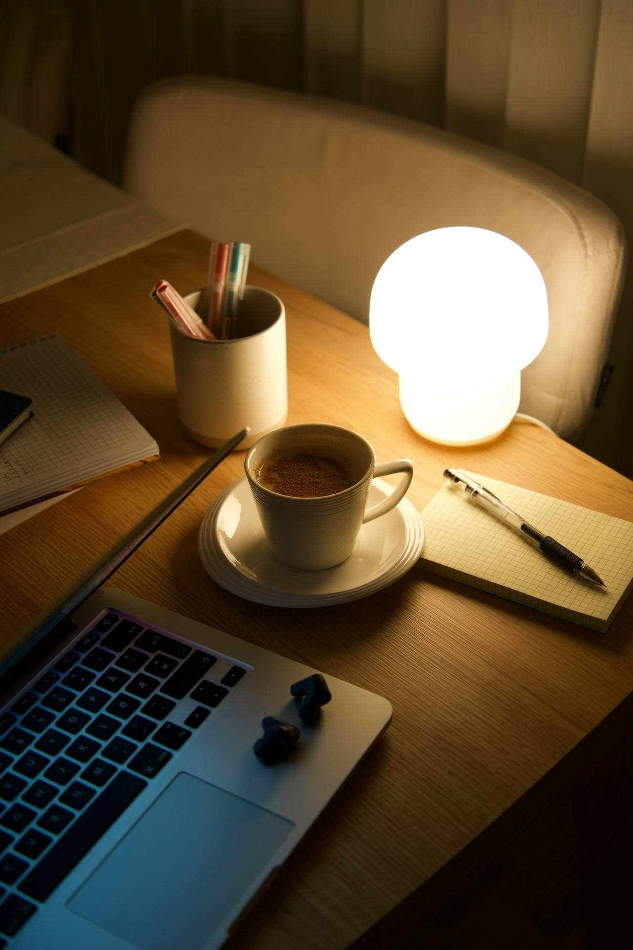 Rustige werkplek met laptop, koffie en notities