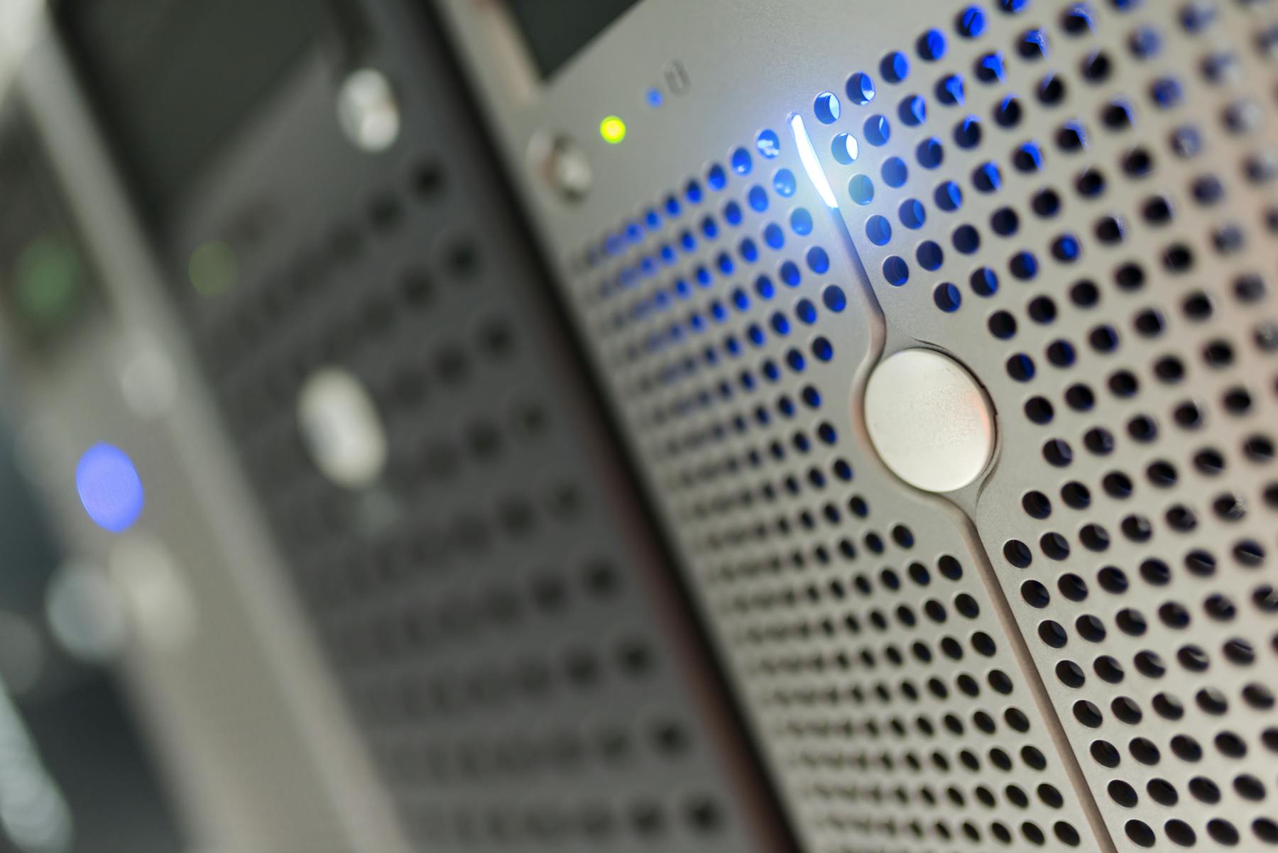 Blauw verlichte serverrack in een datacenter