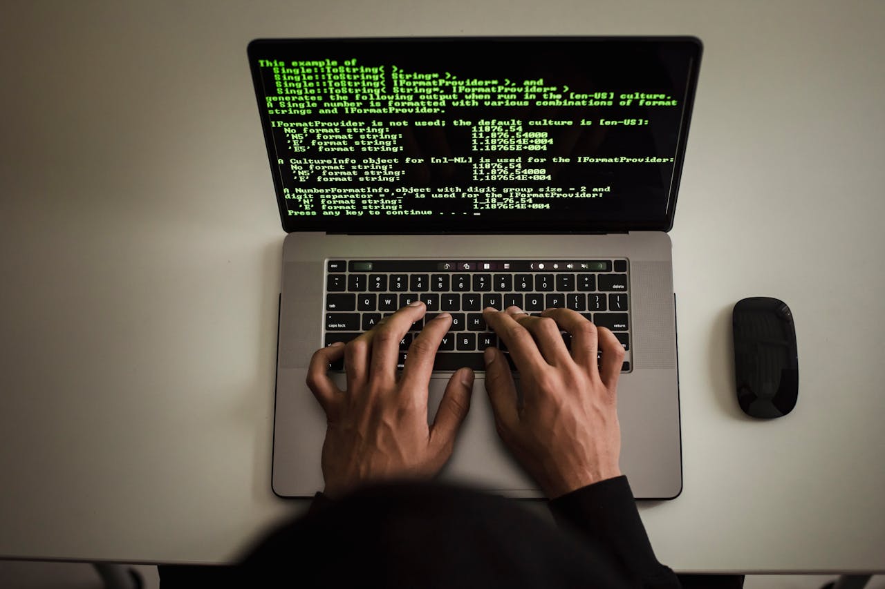 Anonieme developer werkt aan code op een laptop