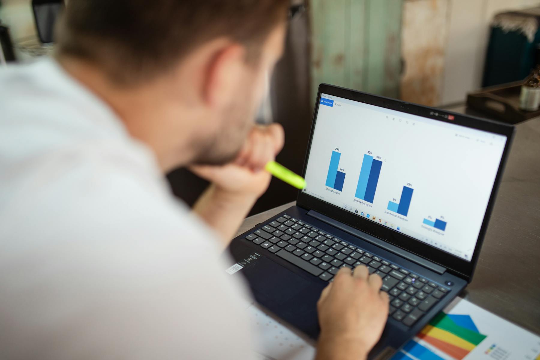 Laptop met grafieken en dashboardinformatie op het scherm